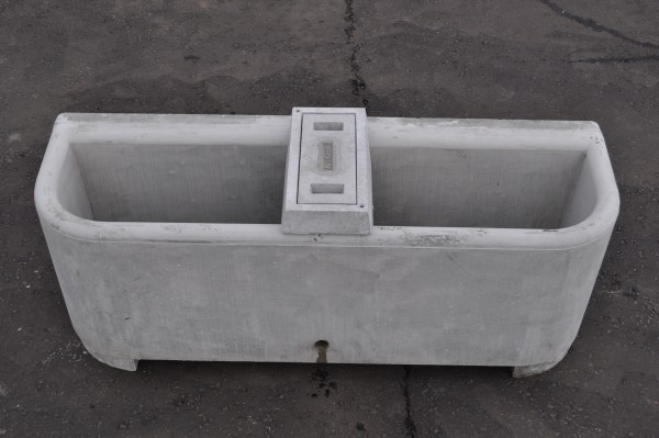 100g-In-Curved-Water-Trough-600x399